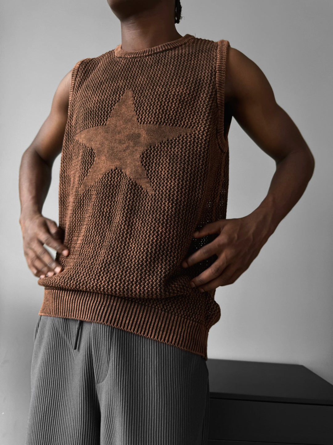 Oversize Prany Sweter z Gwiazdą - Brązowy