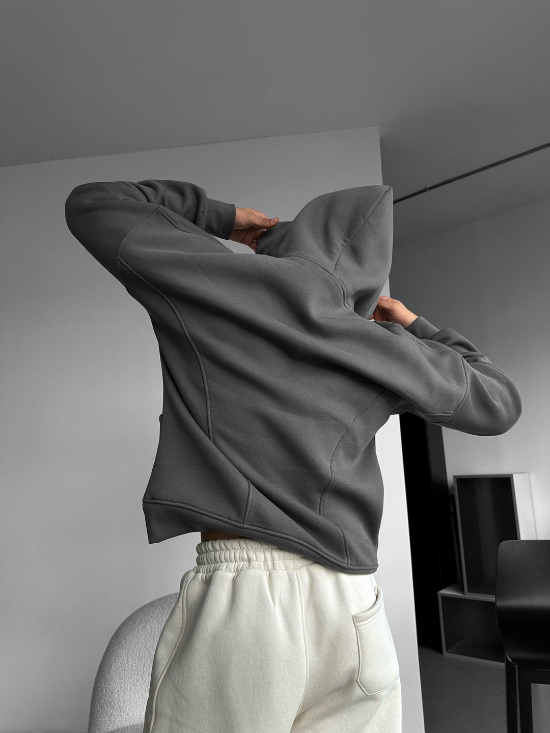 Hoodie z przyszytymi dużymi ściegami - Antracytowy