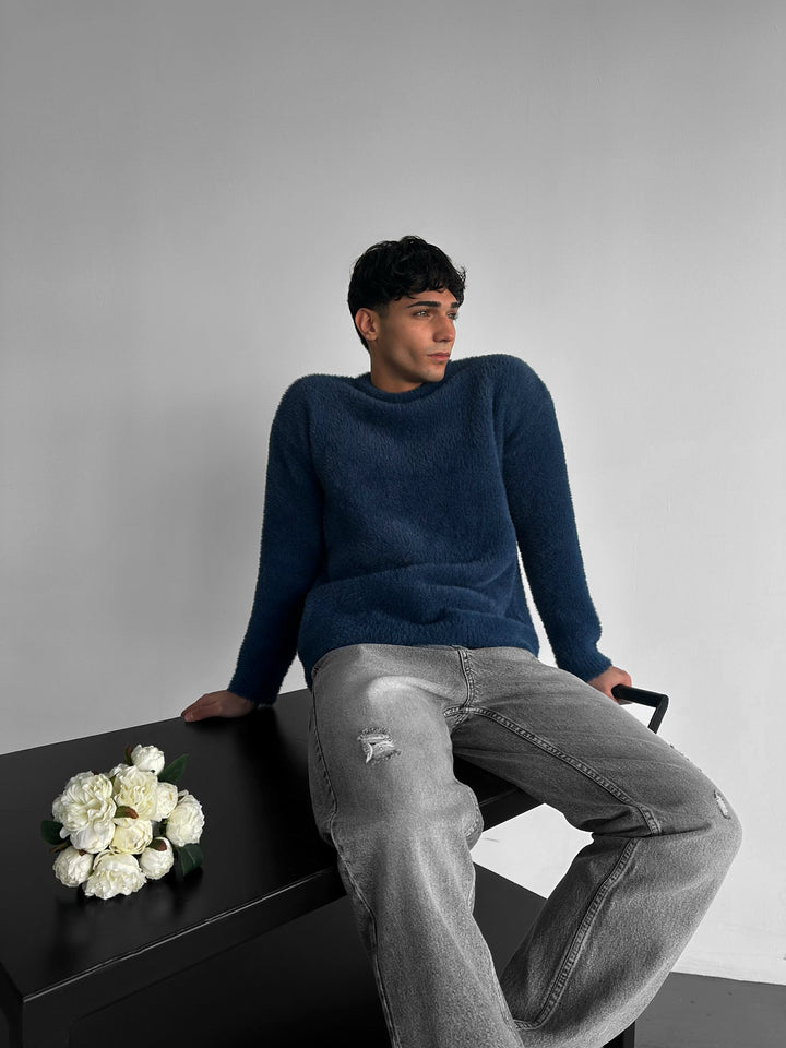 Oversize Sweter z Włochatej Liny - Nocny Niebieski