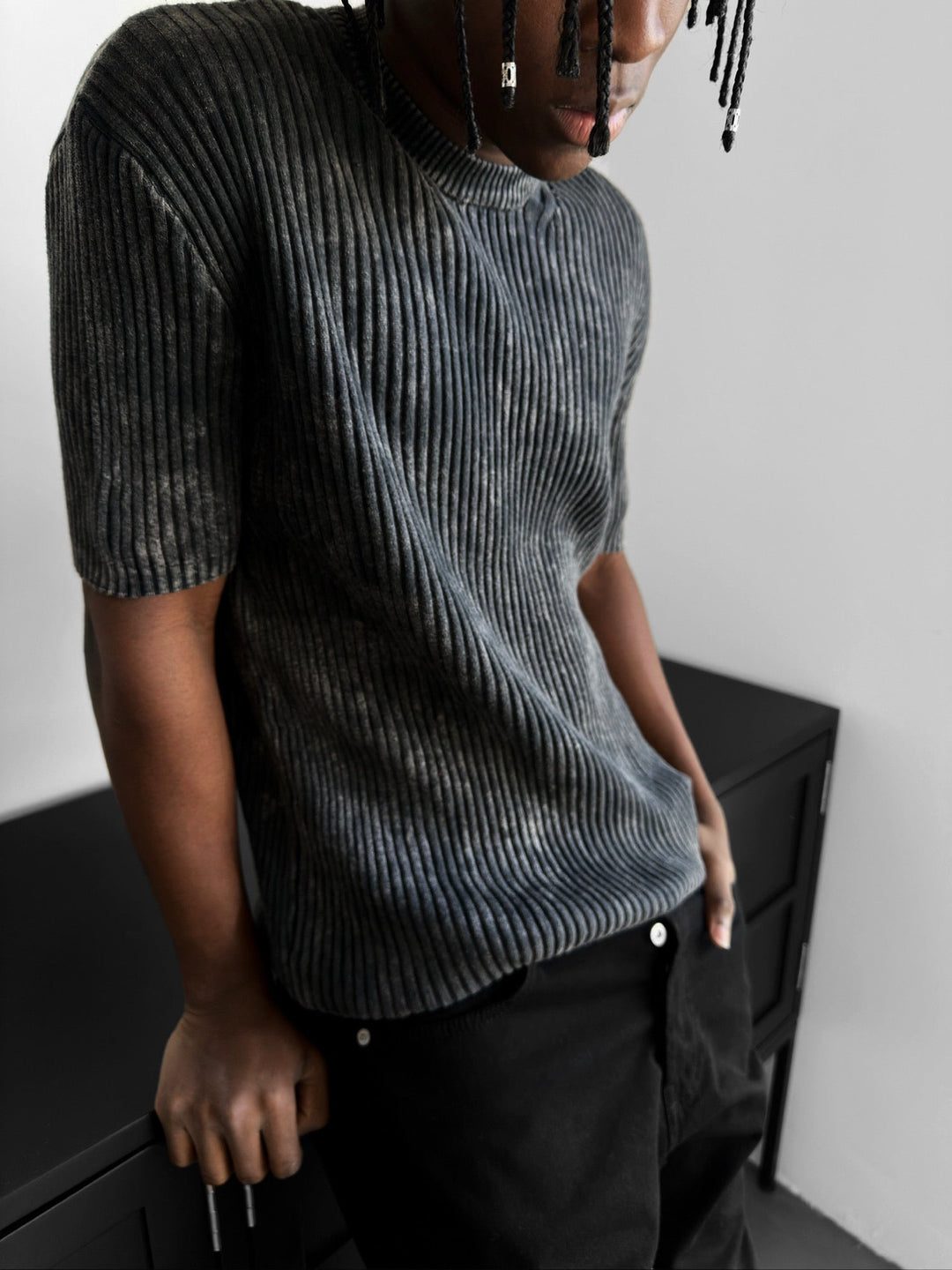 T-shirt Slim Fit z Przetarciami w Cienkie Linie - Antracyt