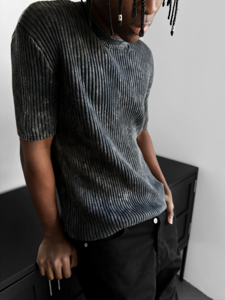 T-shirt Slim Fit z Przetarciami w Cienkie Linie - Antracyt