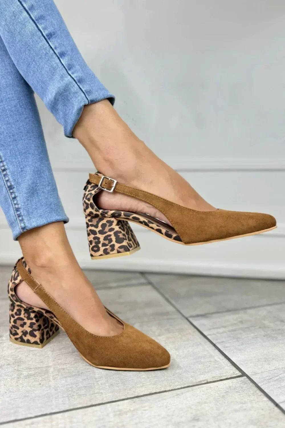Stylowy Slingback wzór w panterkę szpilki