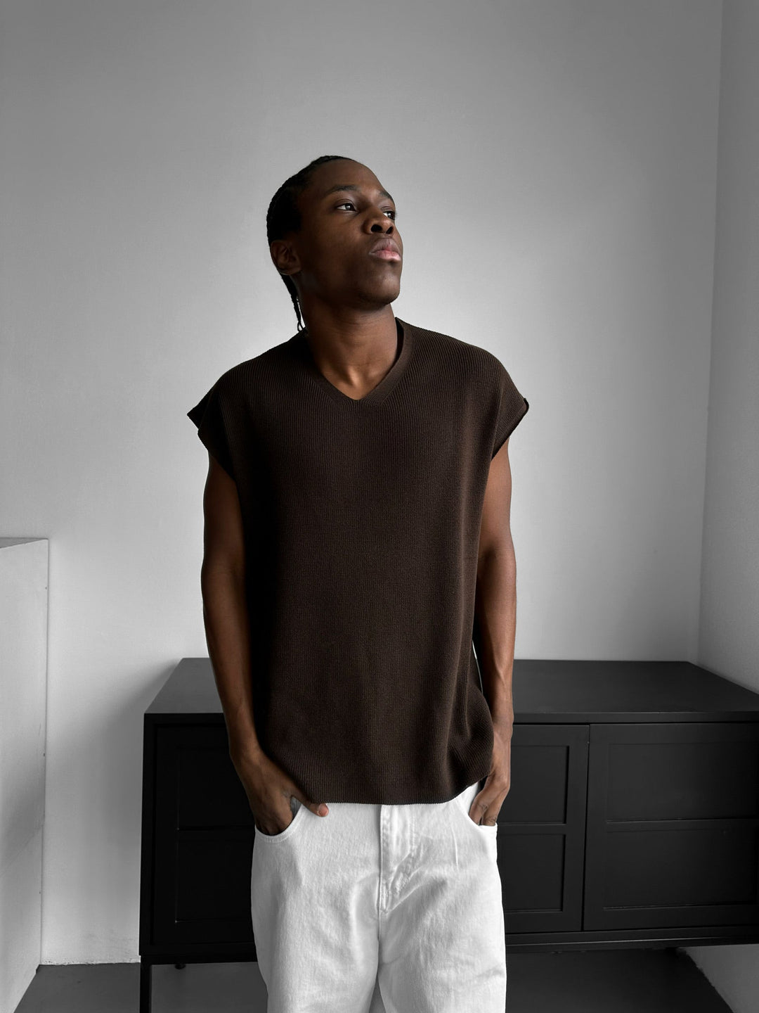 Oversize rolowany T-shirt z dzianiny - Ciemny brąz