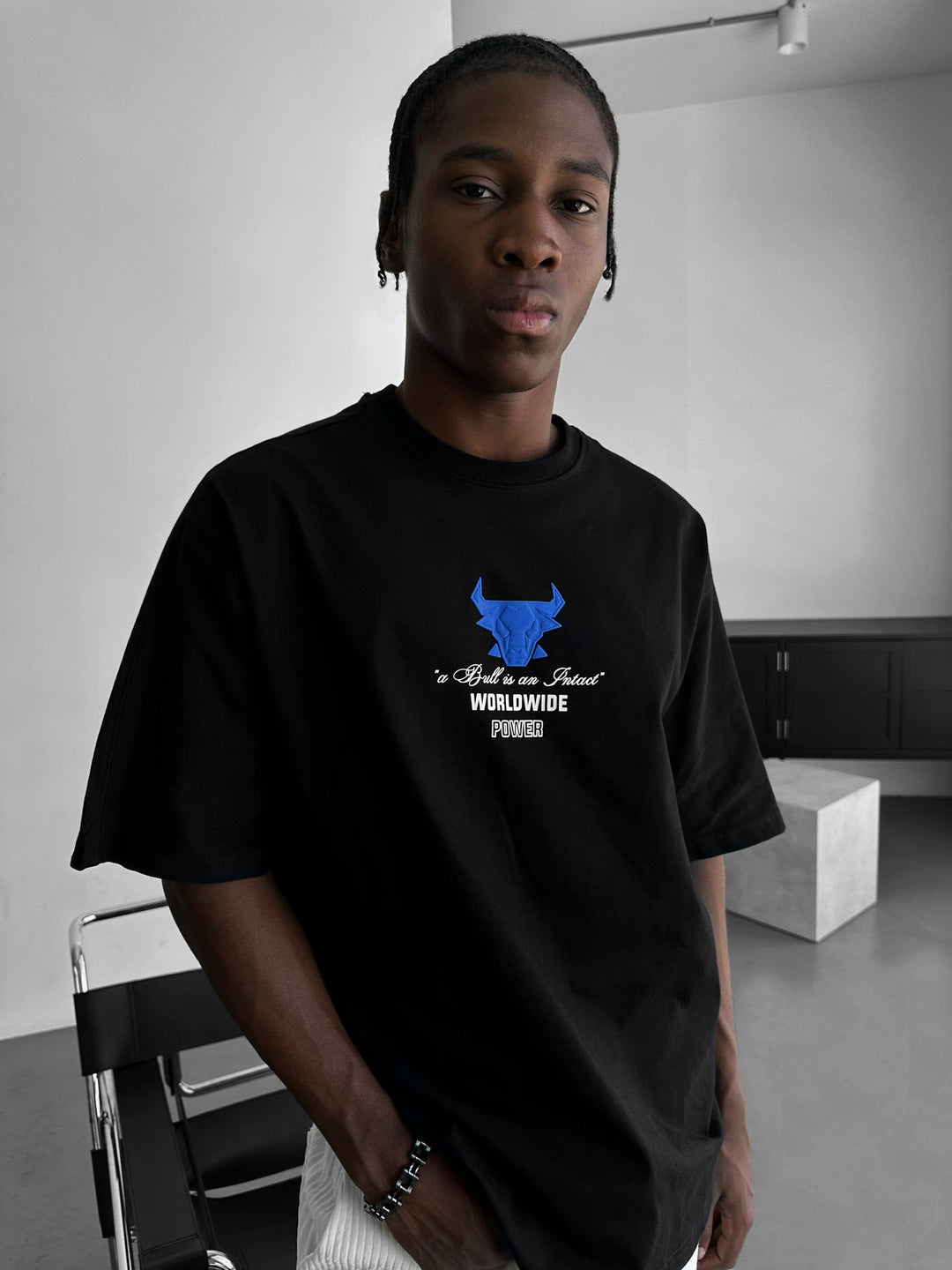 Oversize Bull Worldwide T-shirt - Czarny i Saks