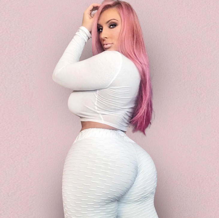 Kobieta w legginsach scrunch z wysokim stanem