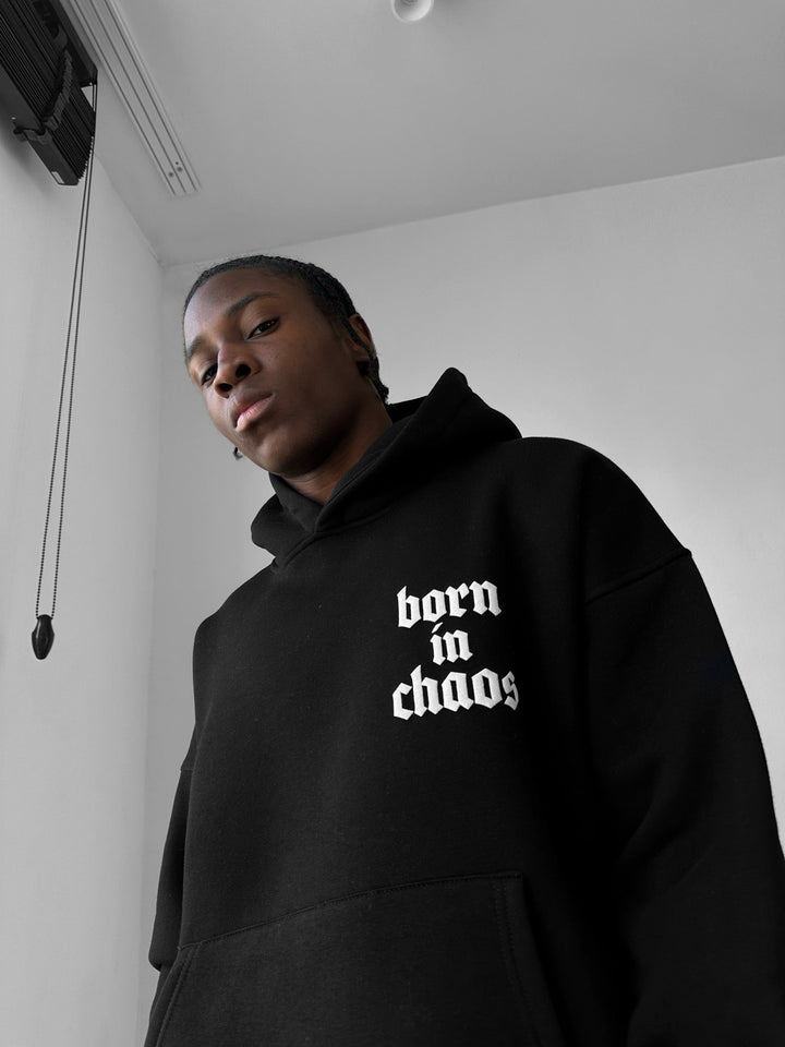 Oversize “Born in Chaos” Hoodie - Czarny