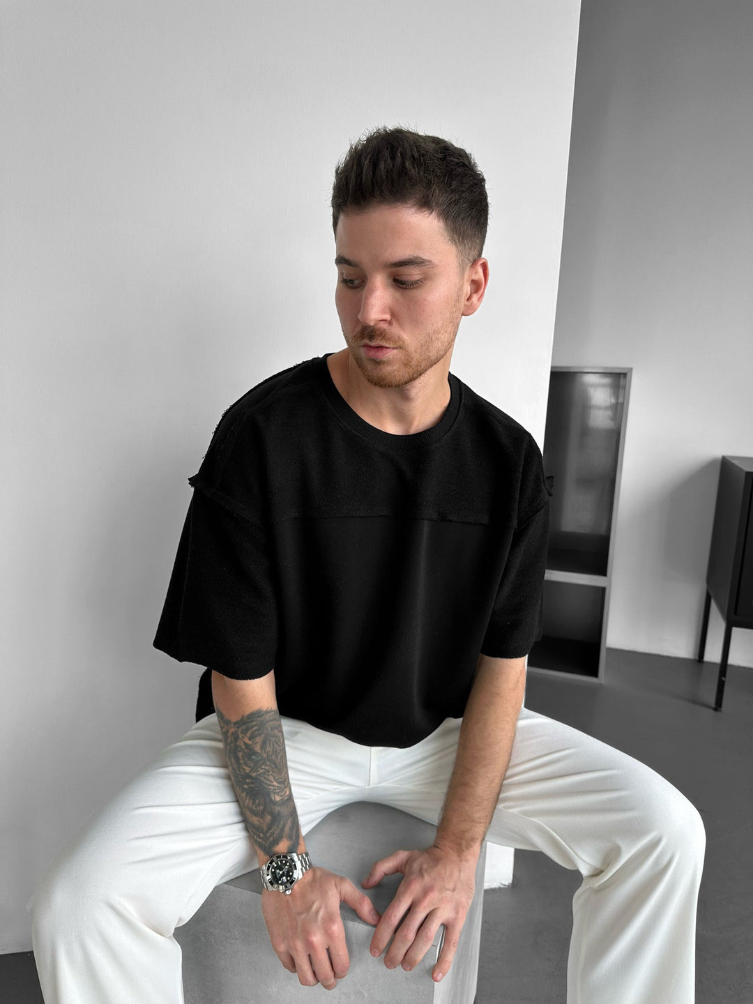 T-shirt z detalami w stylu oversize - Czarny
