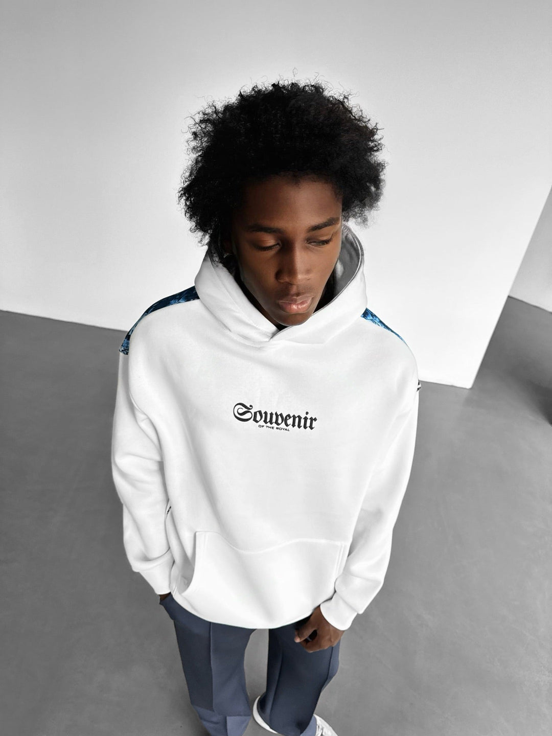 Oversize Souvenir Hoodie - Biały i Niebieski