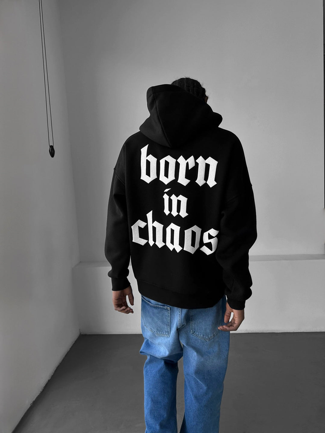Oversize “Born in Chaos” Hoodie - Czarny