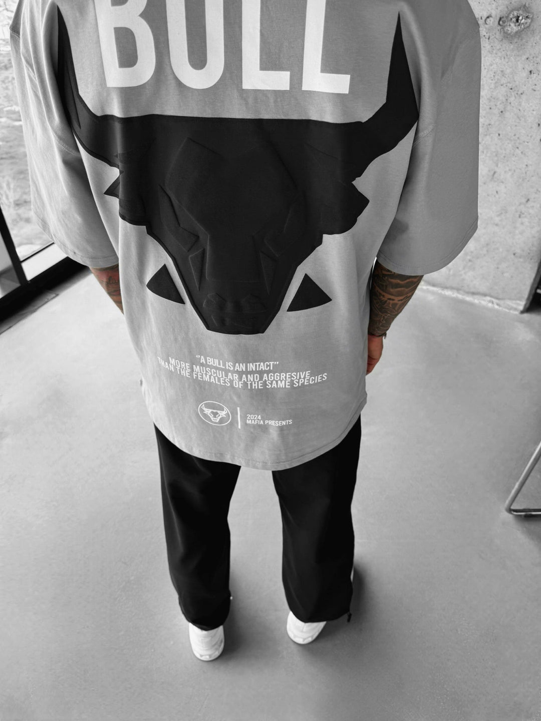 Oversize T-shirt z bykiem - Szary i Czarny
