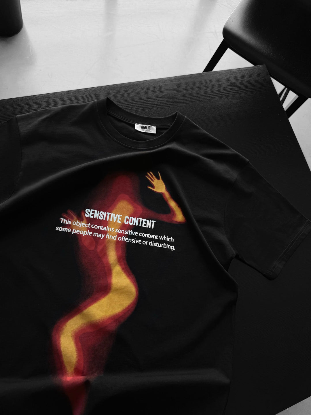 T-shirt Oversize z Wrażliwą Treścią - Czarny