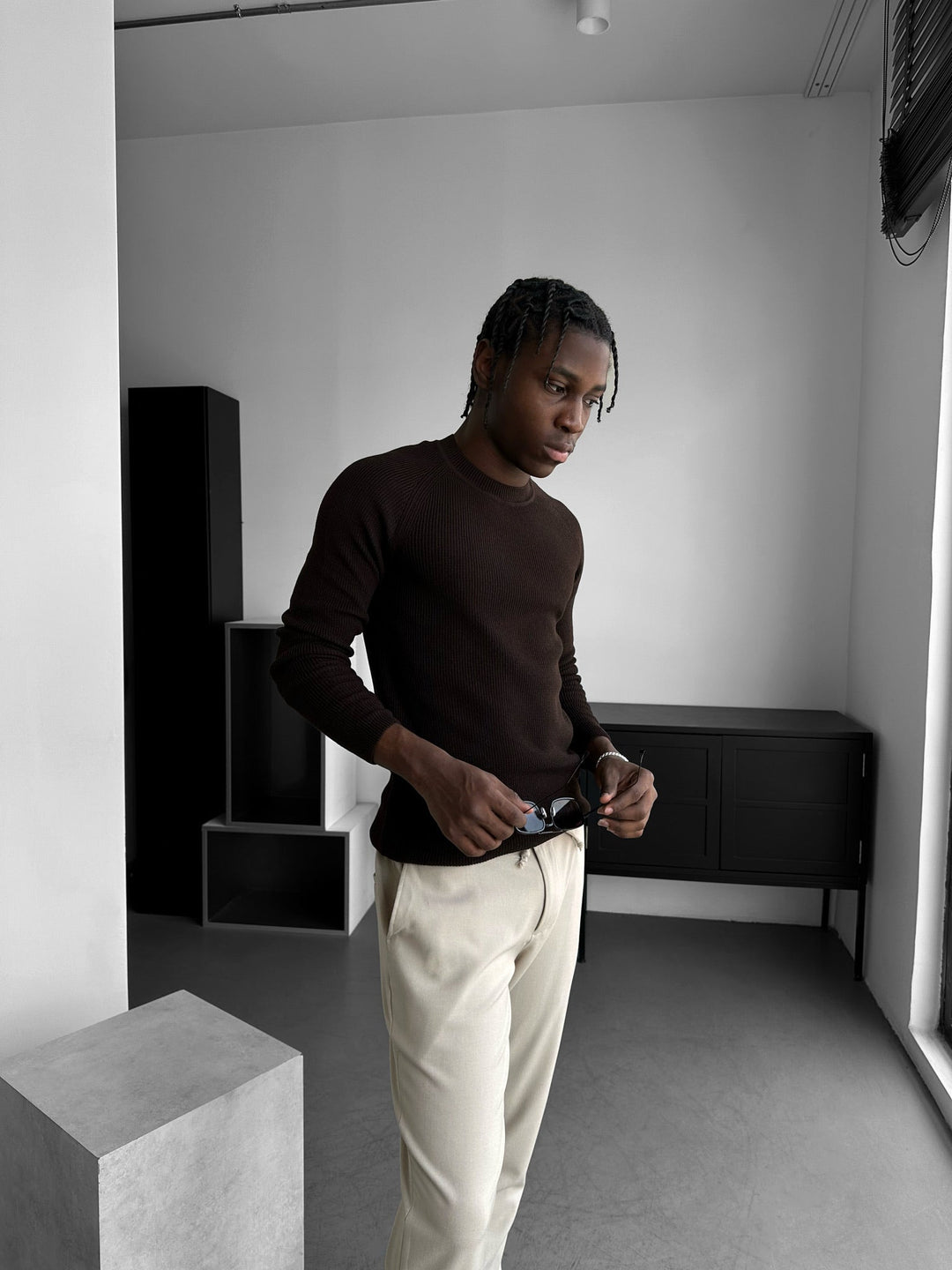 Sweter Slim Fit z Cienkiej Dzianiny - Ciemny Brąz