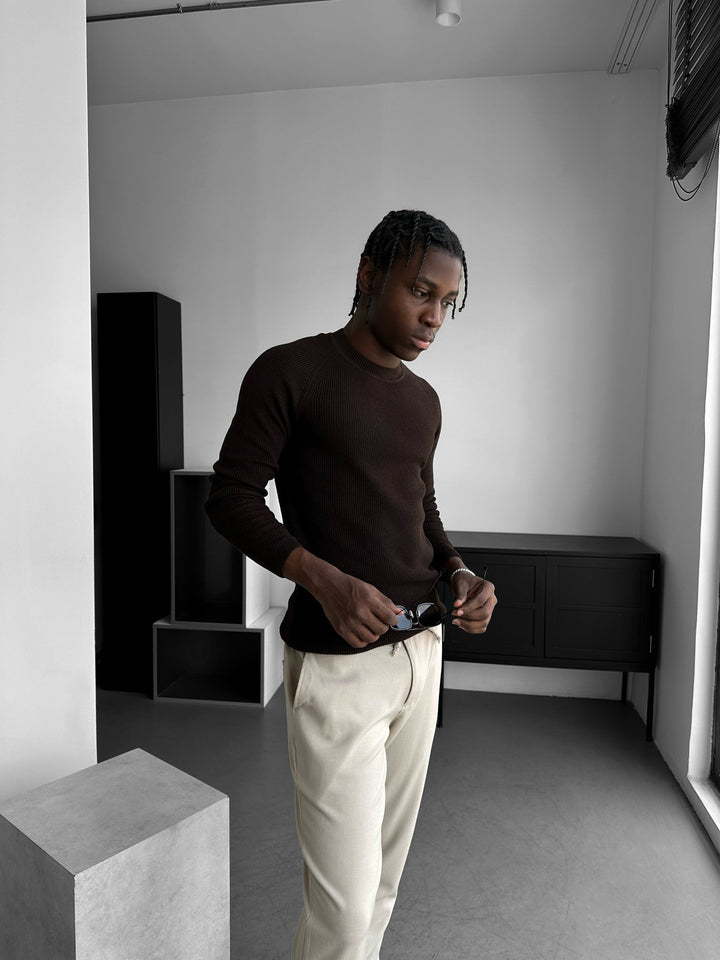 Sweter Slim Fit z Cienkiej Dzianiny - Ciemny Brąz