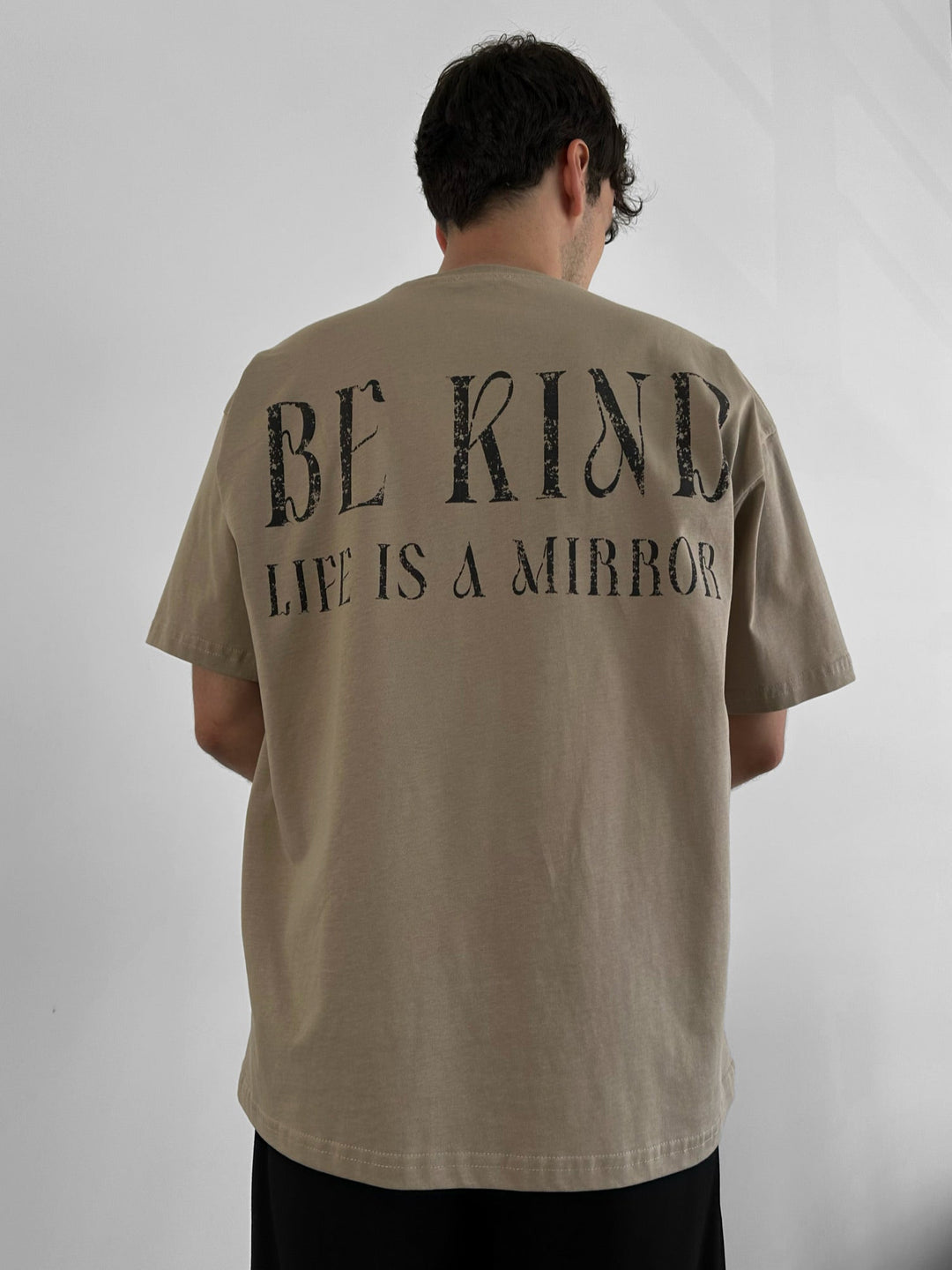Oversize T-shirt Be Kind - Kamień