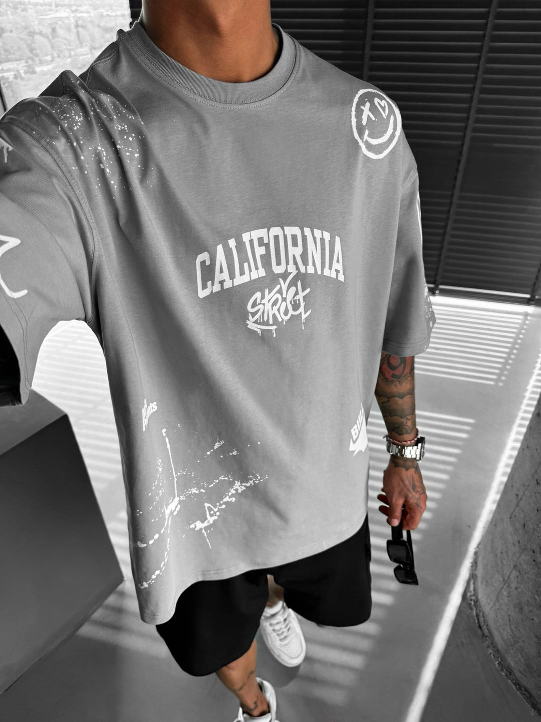 Oversize T-shirt Graffiti z Kalifornii - Szary