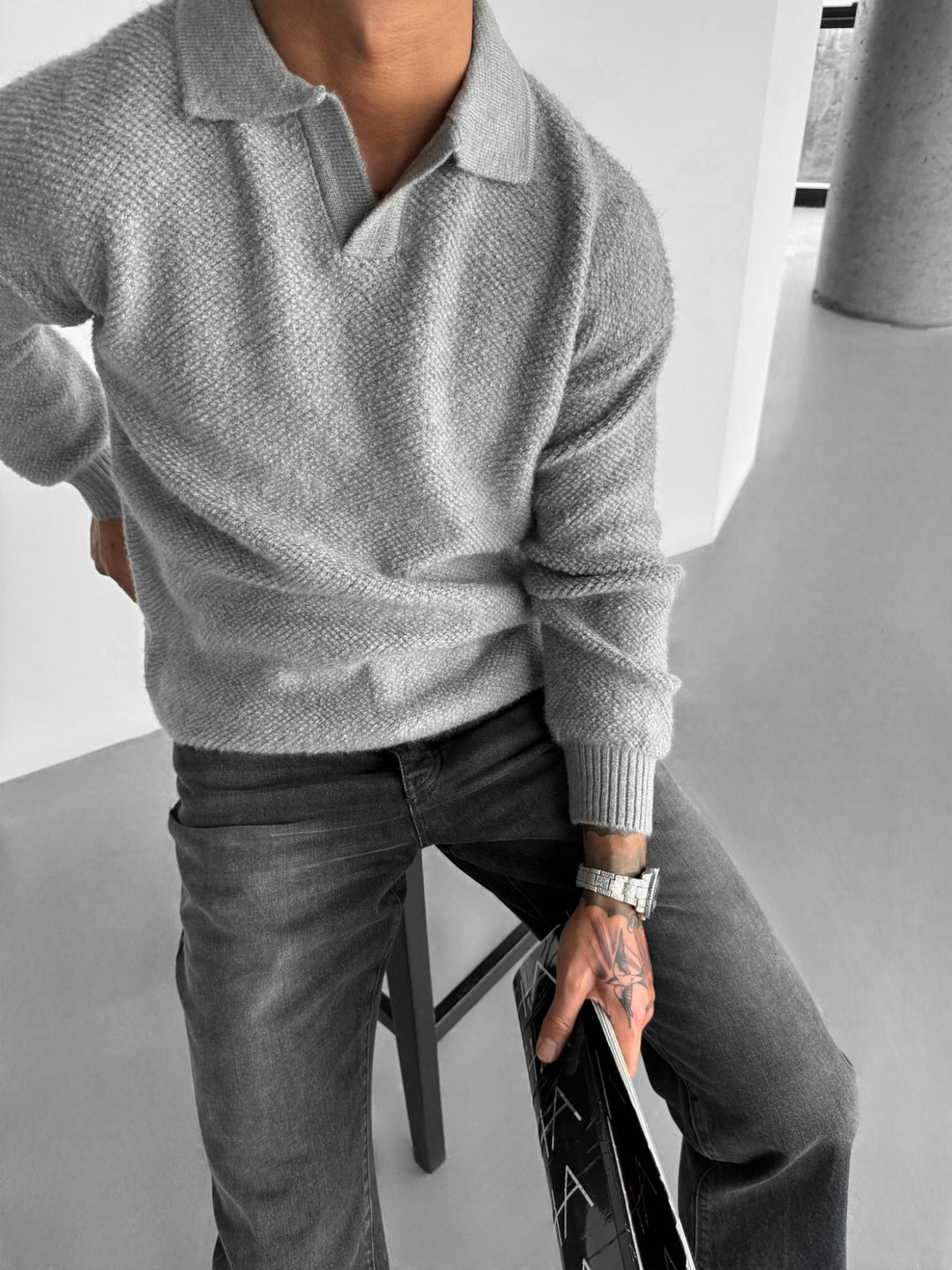 Sweter z dzianinowym kołnierzem - Szary