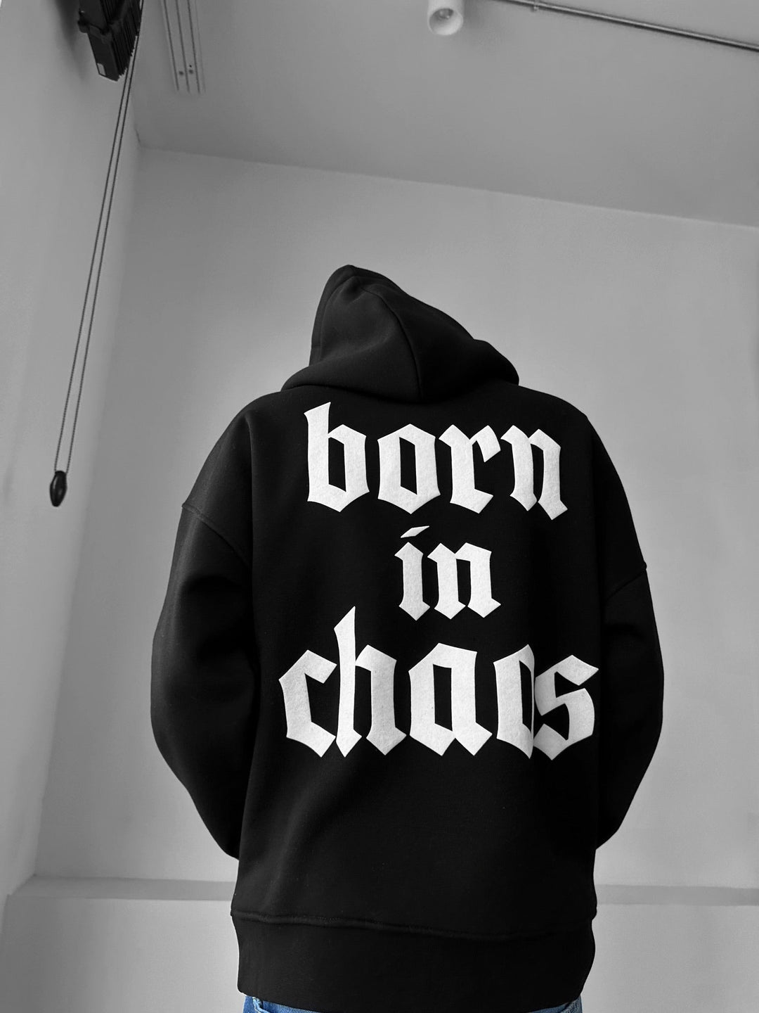 Oversize “Born in Chaos” Hoodie - Czarny
