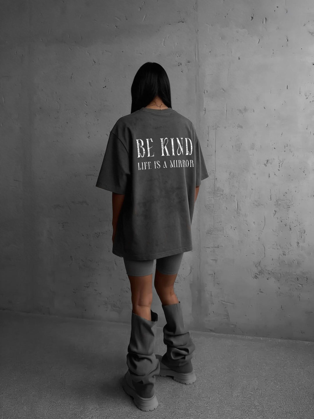 T-shirt Oversize Be Kind - Antracytowy