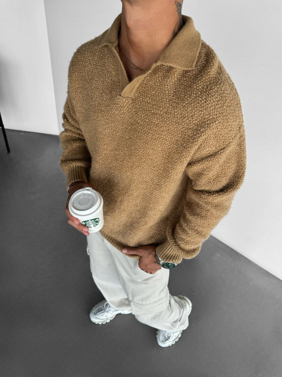 Sweter z dzianinowym kołnierzem - Camel