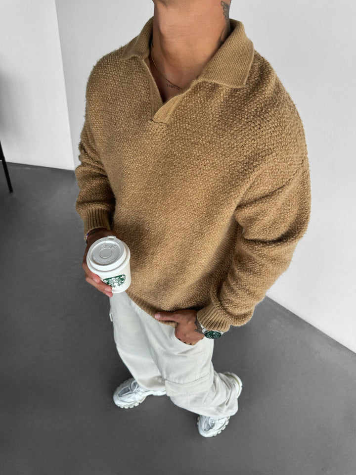 Sweter z dzianinowym kołnierzem - Camel
