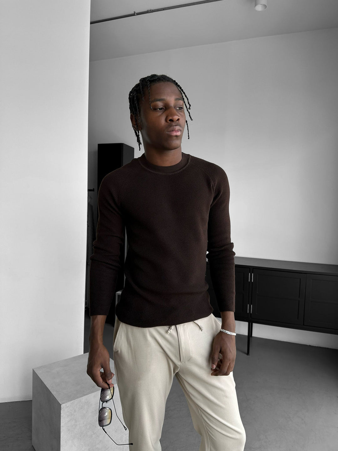 Sweter Slim Fit z Cienkiej Dzianiny - Ciemny Brąz