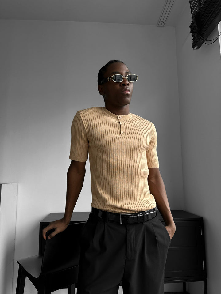T-shirt Slim Fit z guzikiem - Beżowy
