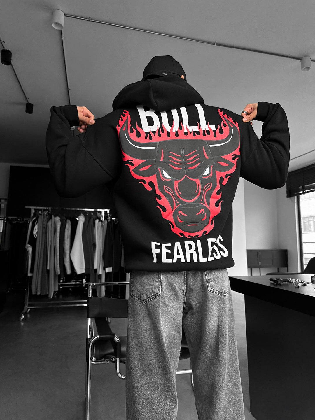 Oversize Bull Fearless Hoodie - Czarny i Czerwony