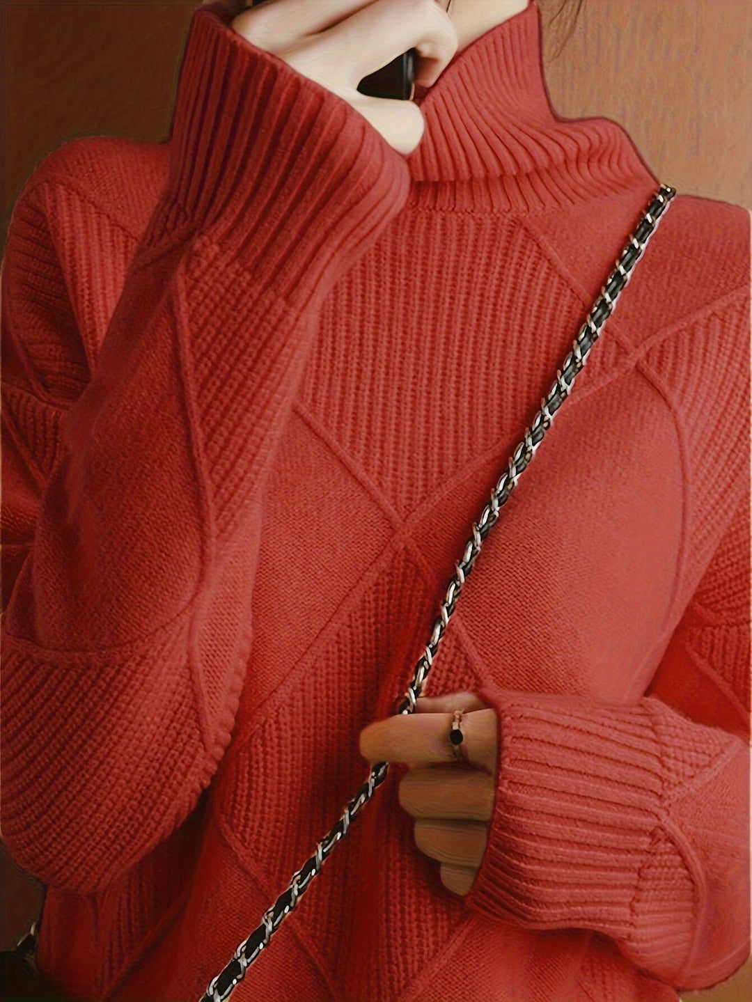Fakturowany sweter z golfem