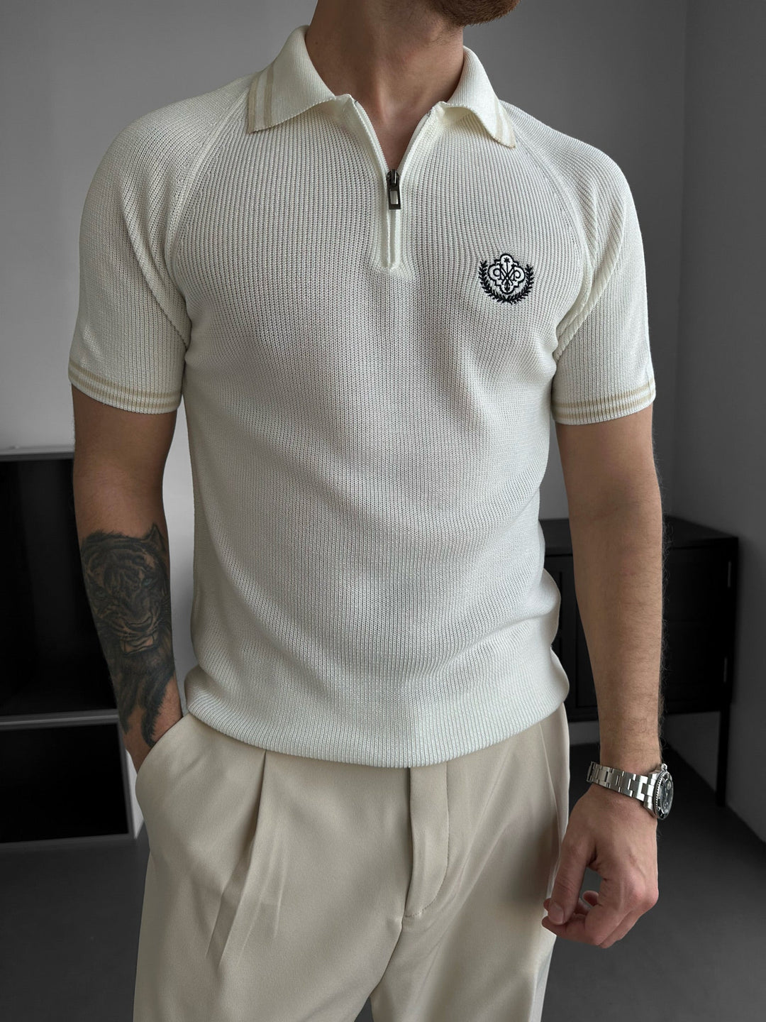 Slim Fit Polo z haftem z pół-zamkiem - Ecru