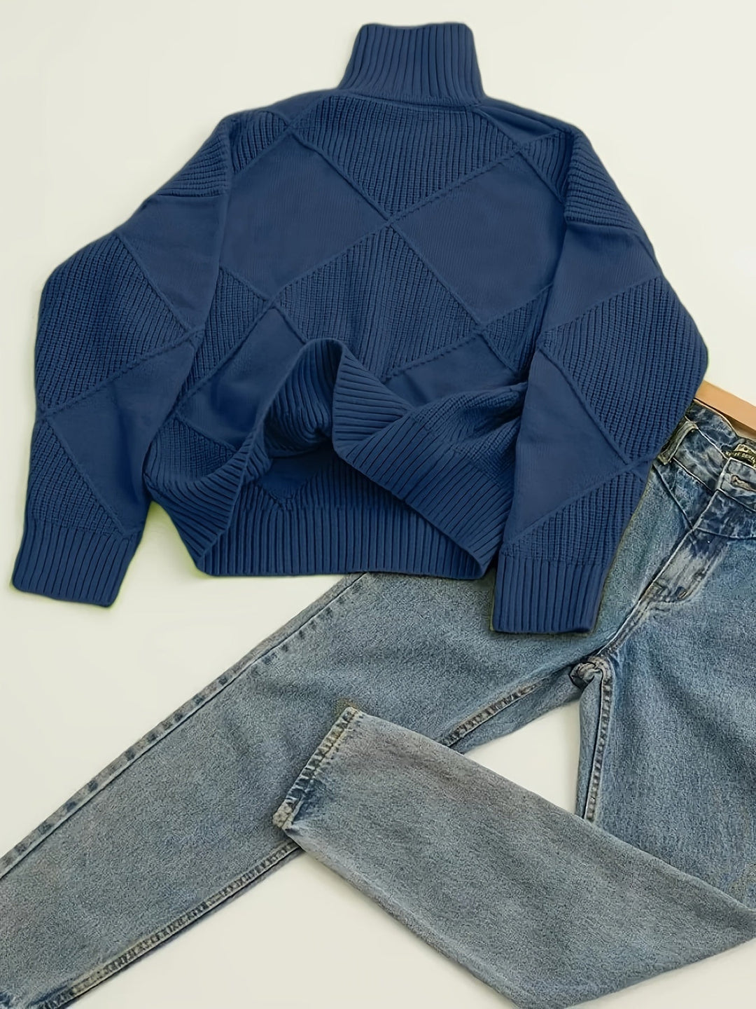 Fakturowany sweter z golfem