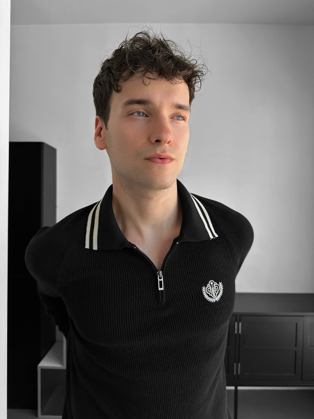Sweter polo z haftem, slim fit, z półzamkiem - Czarny