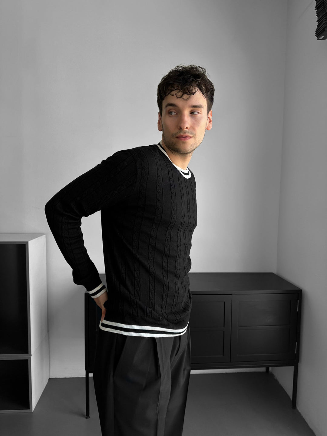Sweter o regularnym kroju z plecionką - Czarny