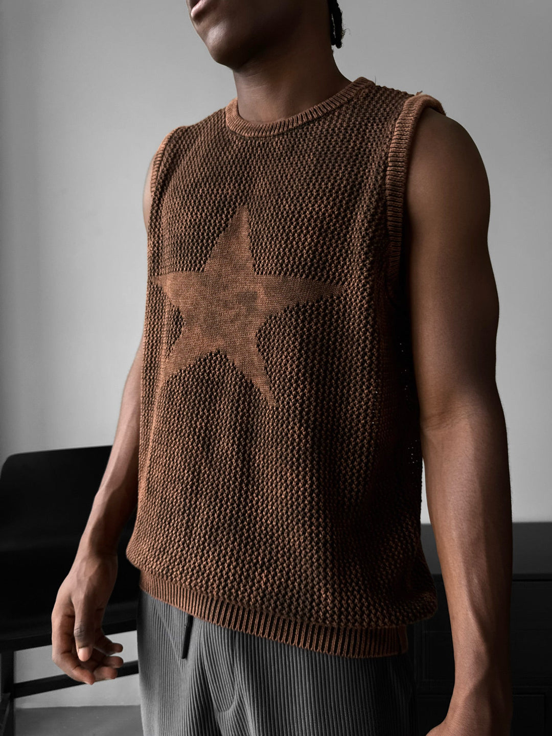Oversize Prany Sweter z Gwiazdą - Brązowy