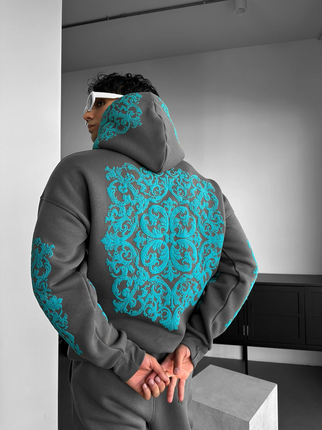 Hoodie z wzorem na dużym dywanie - Antracyt
