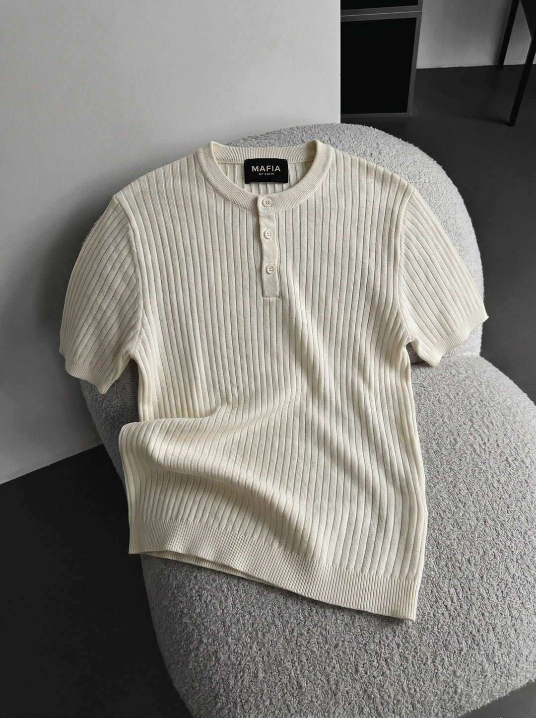 T-shirt Slim Fit z guzikiem - Ecru