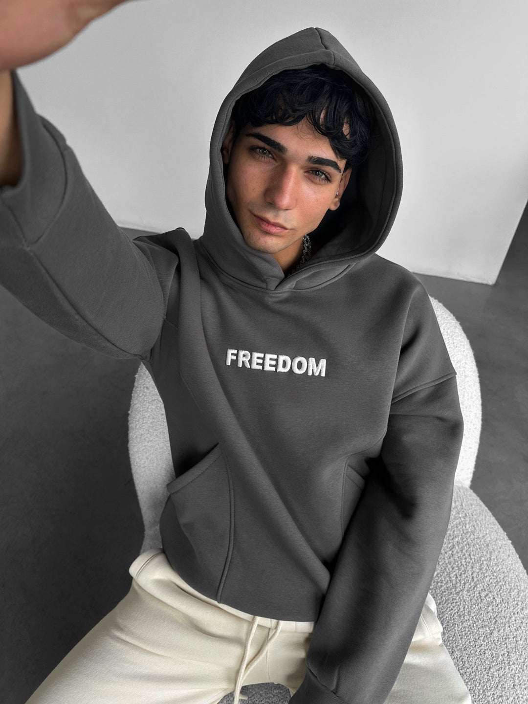 Hoodie z przyszytymi dużymi ściegami - Antracytowy