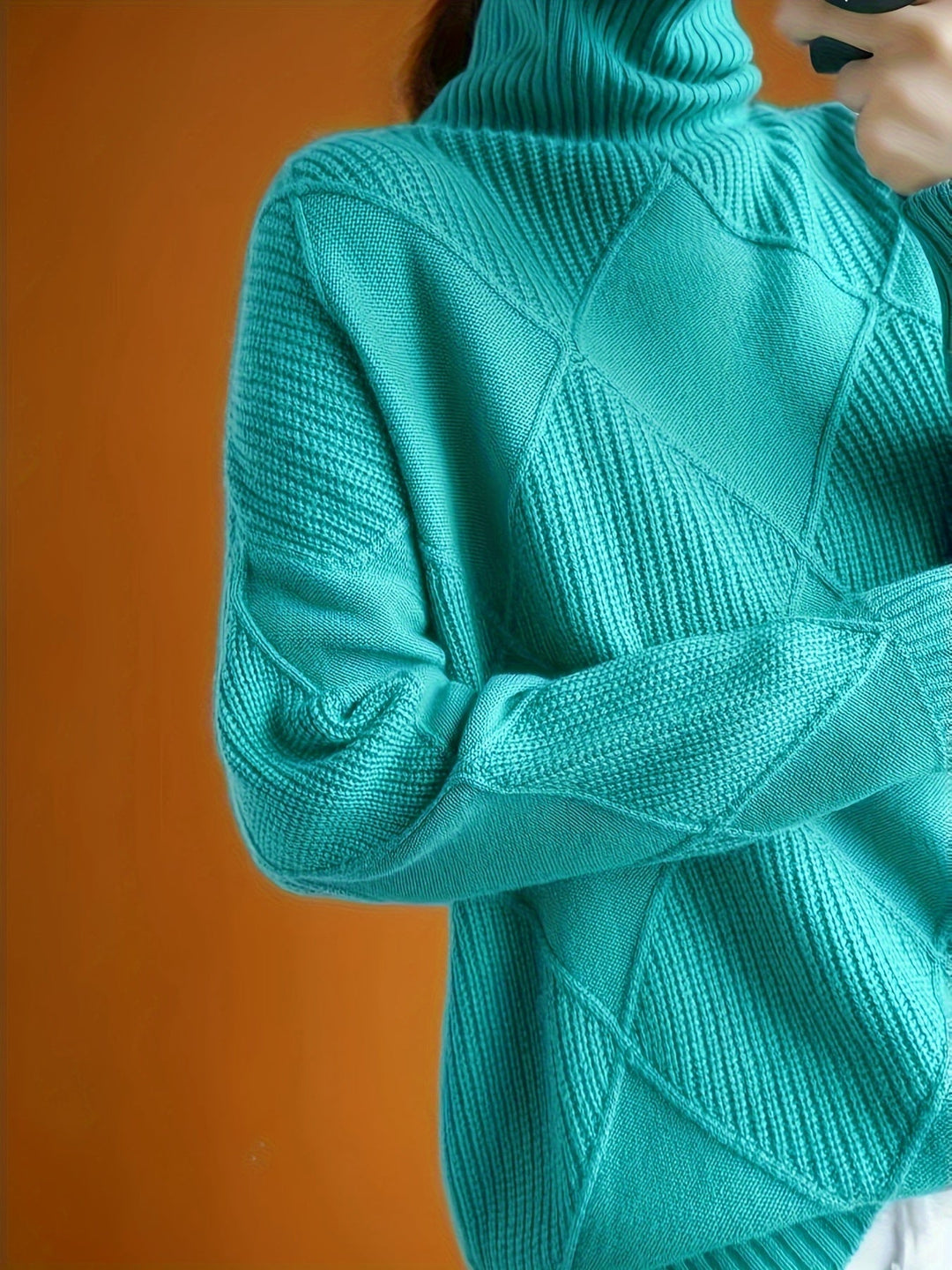 Fakturowany sweter z golfem