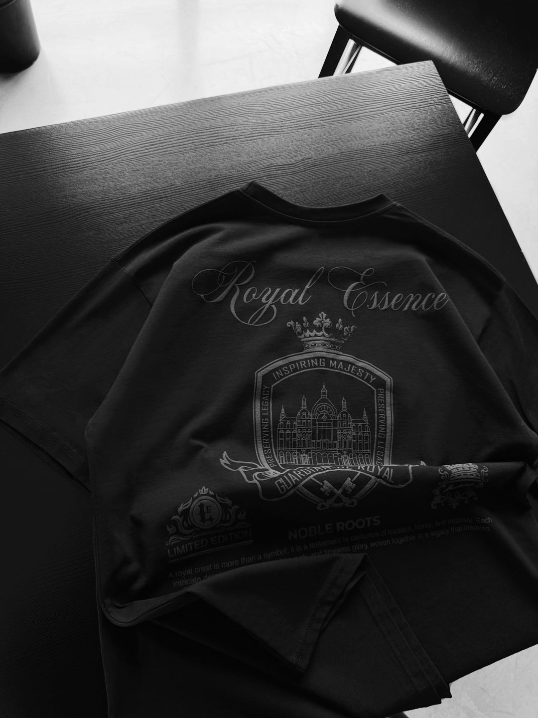 Oversize Royale Essence T-Shirt - Czarny