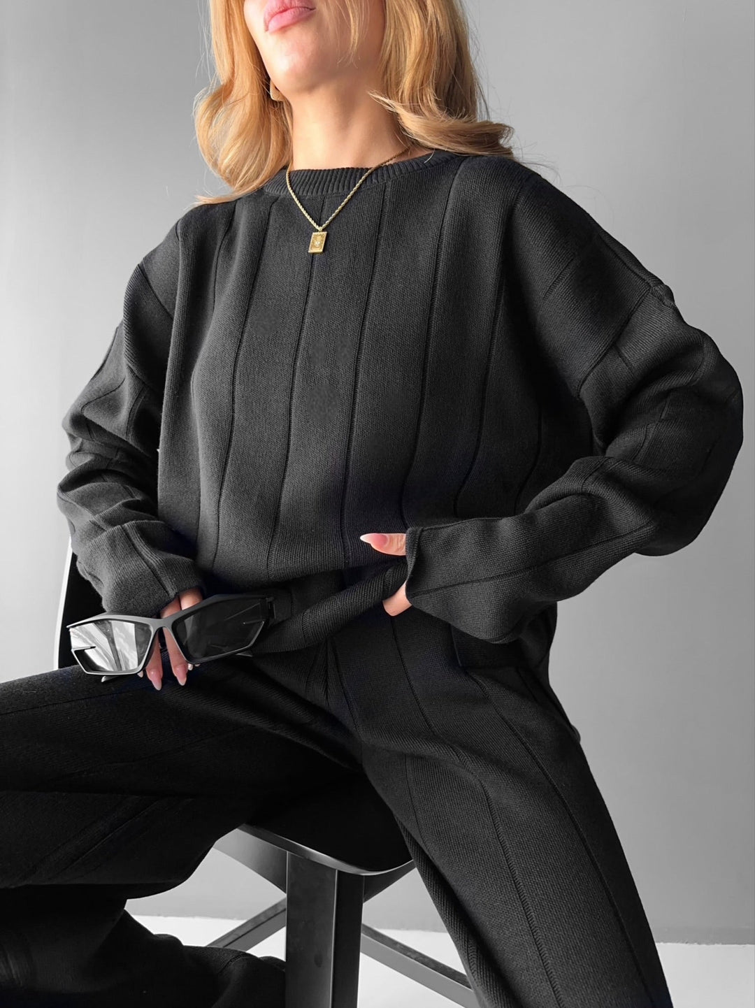 Sweter z dzianiny o fakturze - Czarny