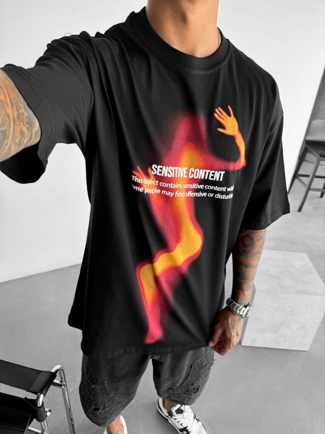 T-shirt Oversize z Wrażliwą Treścią - Czarny