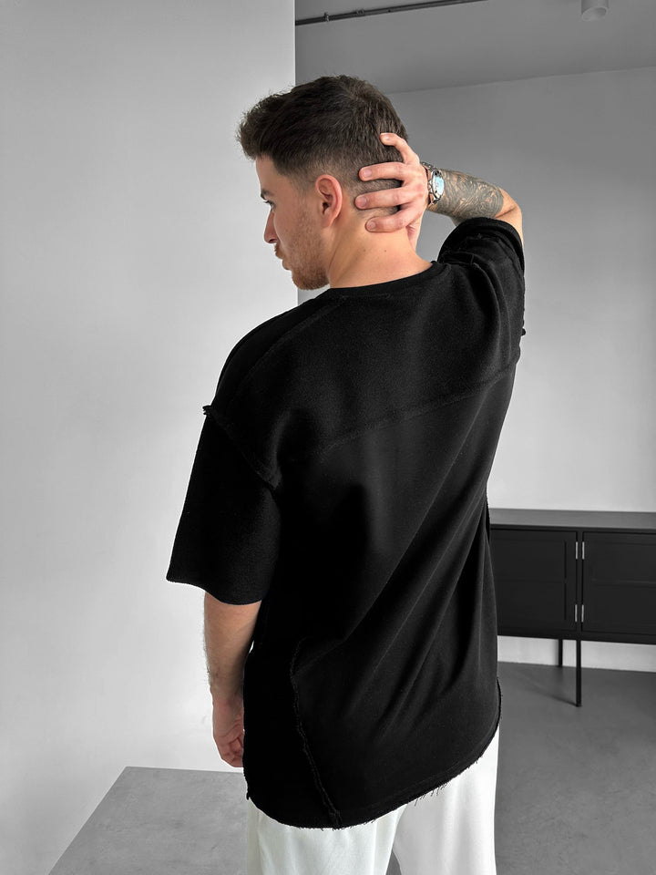 T-shirt z detalami w stylu oversize - Czarny