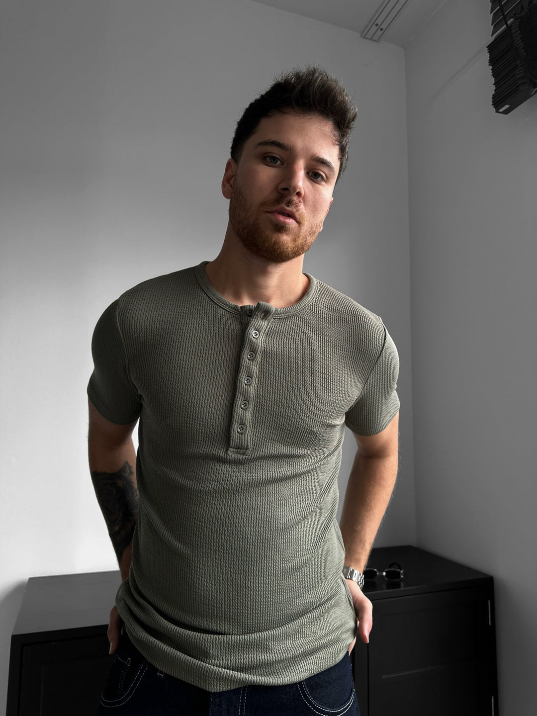 T-shirt Slim Fit z guzikiem - Mięta