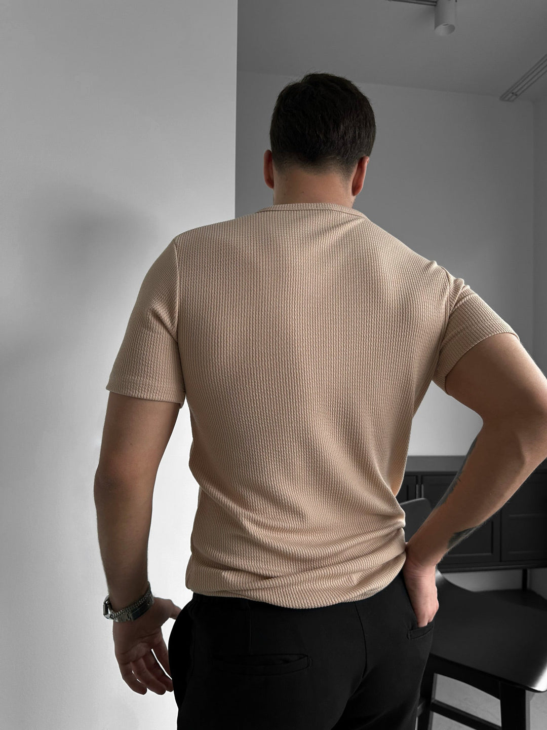 T-shirt Slim Fit z guzikiem - Kremowy