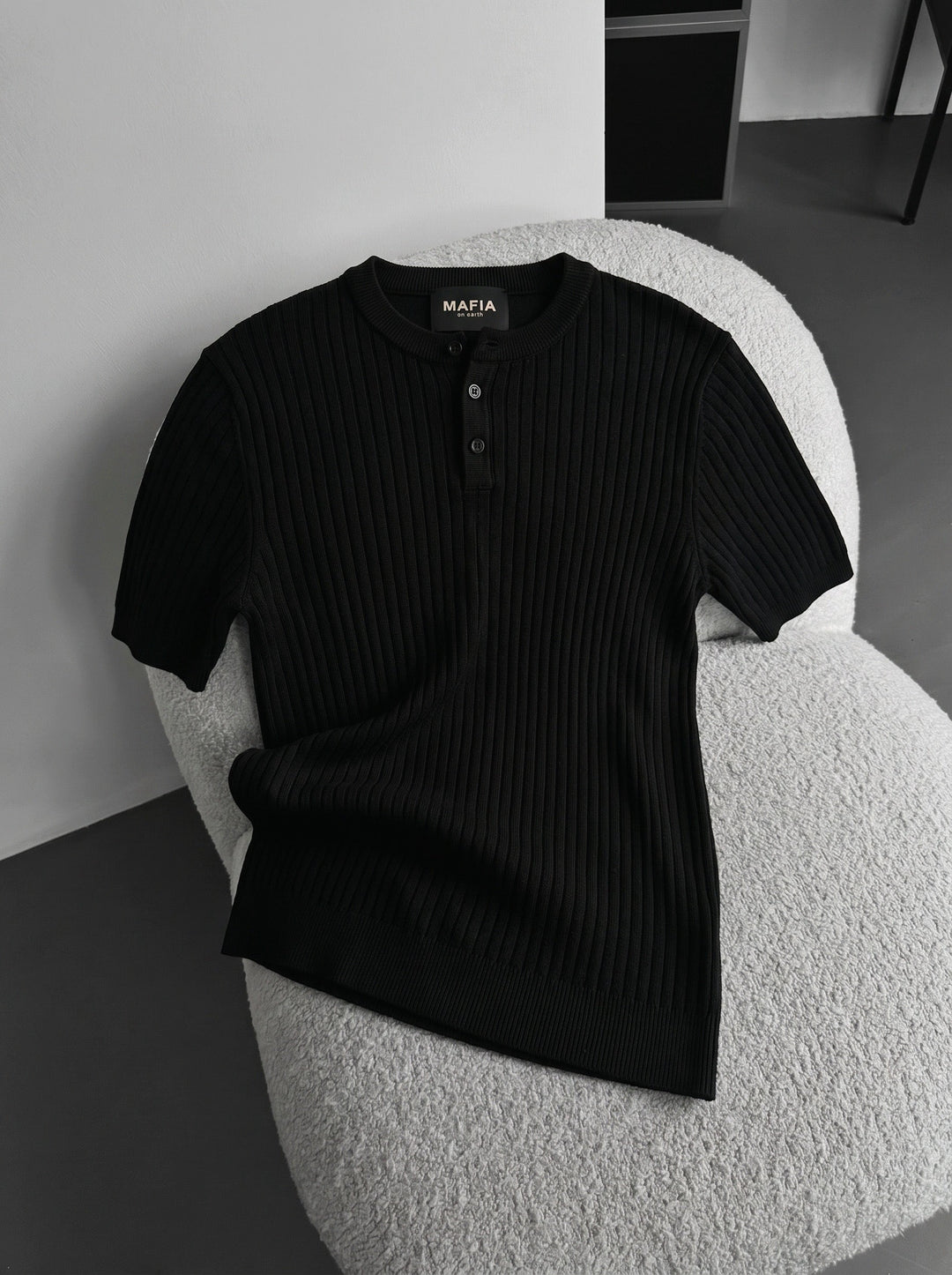 T-shirt Slim Fit z guzikiem - Czarny