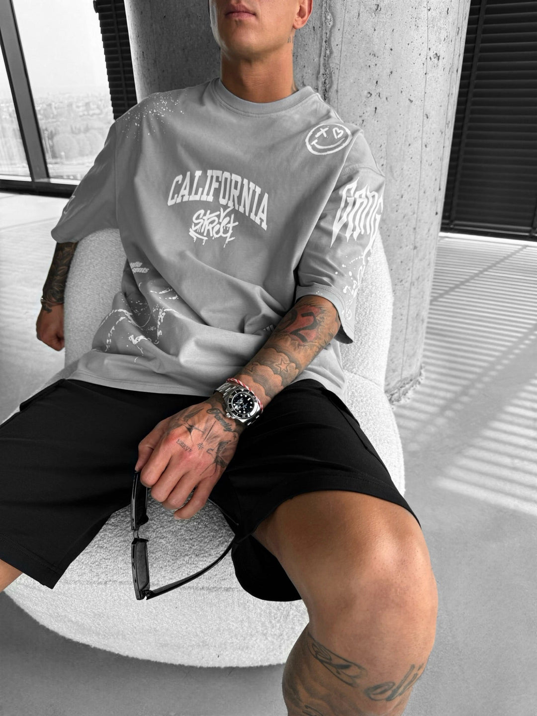 Oversize T-shirt Graffiti z Kalifornii - Szary
