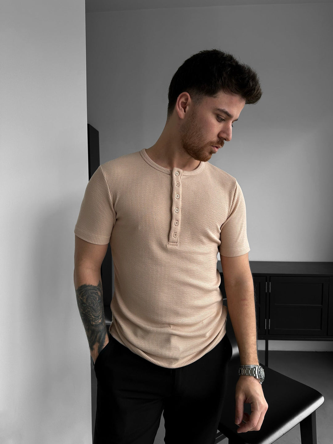 T-shirt Slim Fit z guzikiem - Kremowy