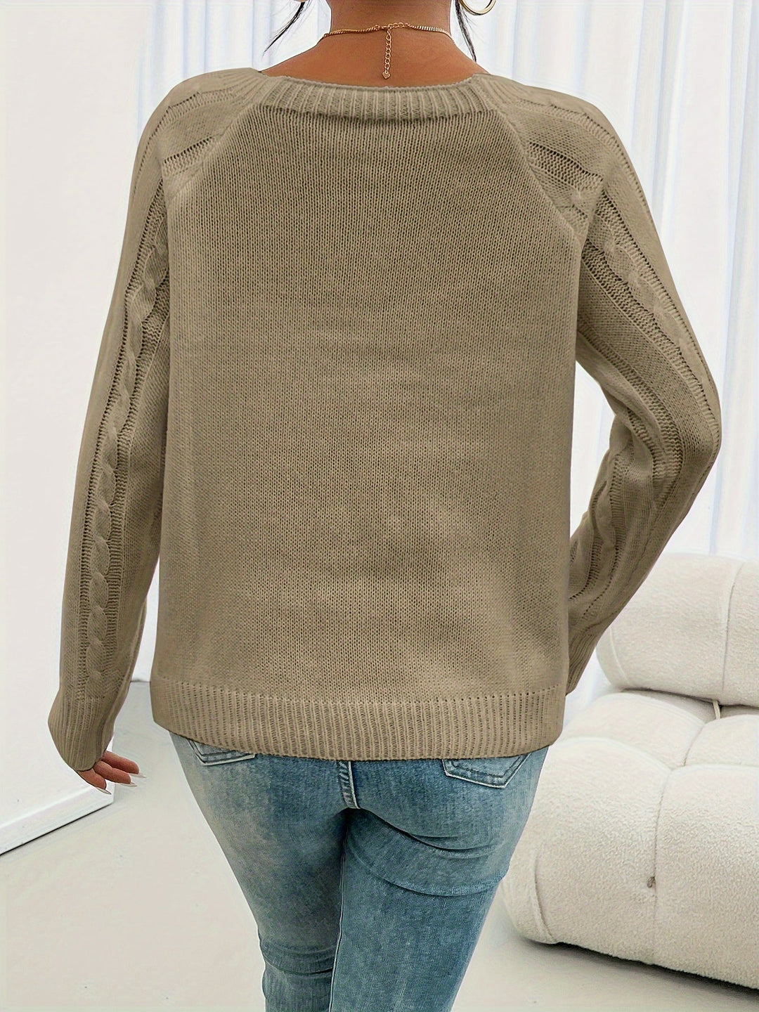 Fakturowany guzik sweter