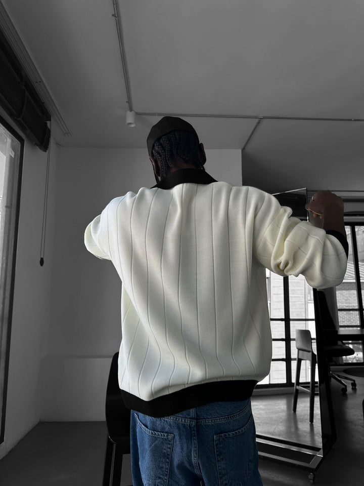 Oversizedowy Sweter Polo z Haftem - Ecru