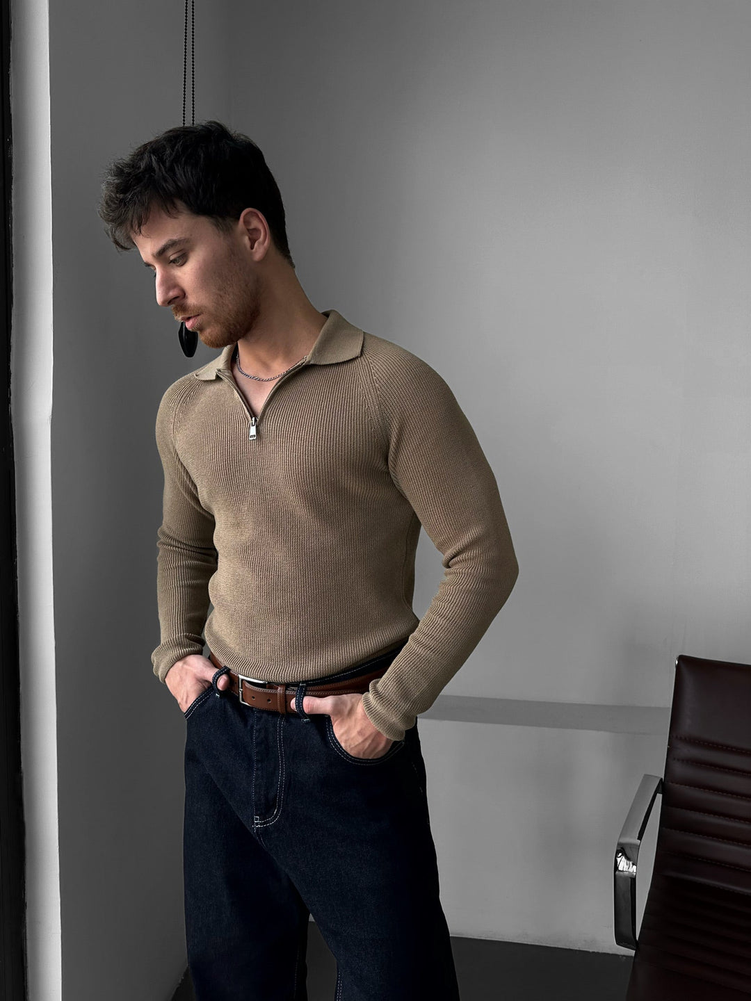 Sweter polo z zamkiem w stylu slim fit - Camel