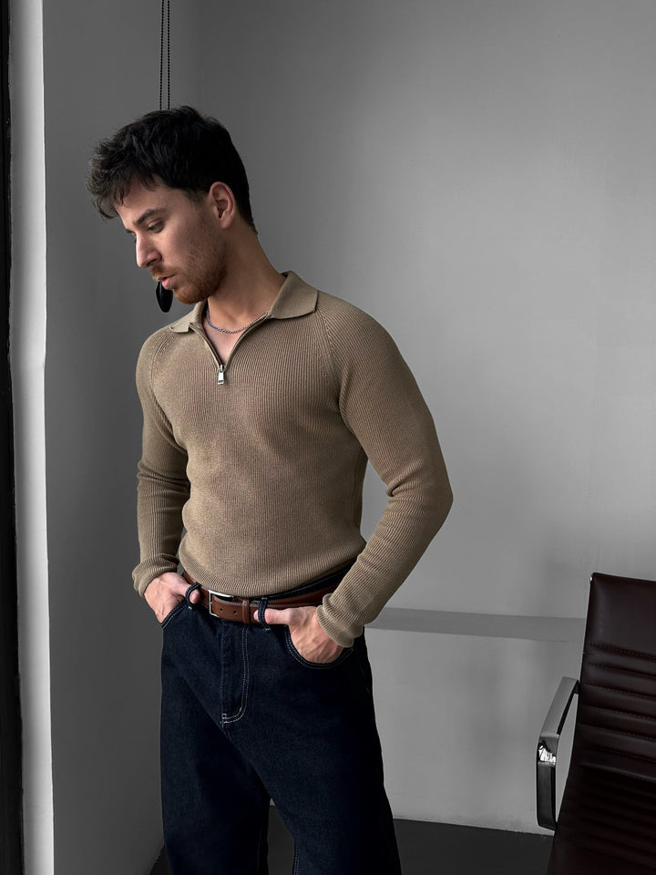 Sweter polo z zamkiem w stylu slim fit - Camel